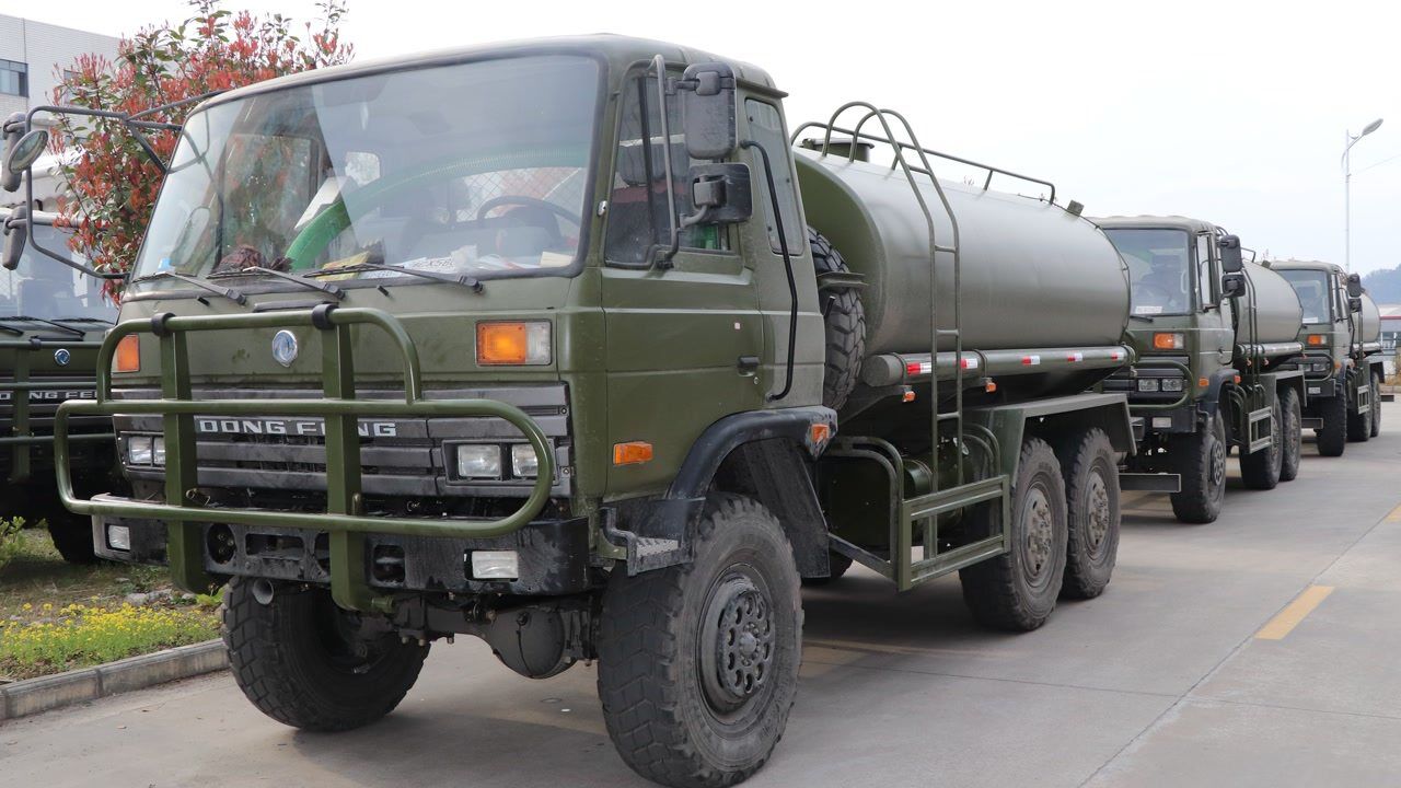 东风六驱平头eq2102越野车洒水车(军车改罐车)