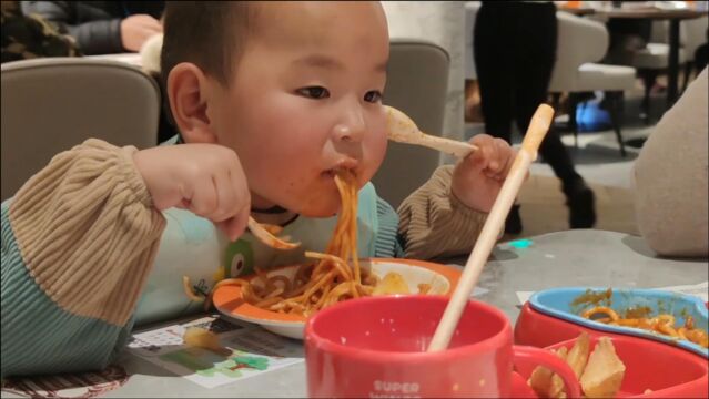 萌娃鱼乐宝第一次吃必胜客,儿童套餐太美味,残渣都不放过