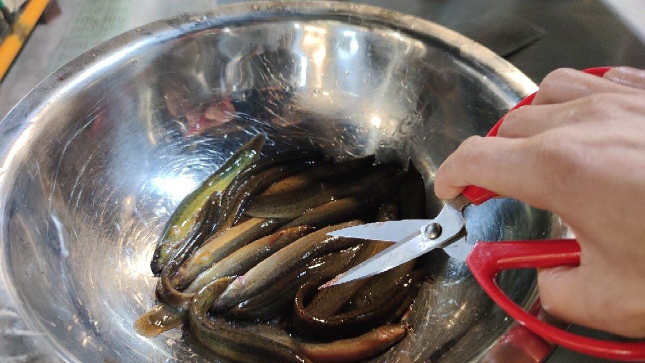 泥鳅到底该怎么杀?大厨教你几种绝招,总有一种你能学会