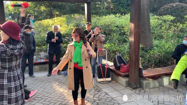 上海静安公园文艺表演曲目欣赏:上海静安同乐乐队珍珍老师演唱!