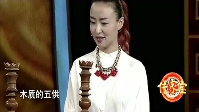 女子拿佛前五供鉴宝,主持人:我第一次见,这是黄花梨!