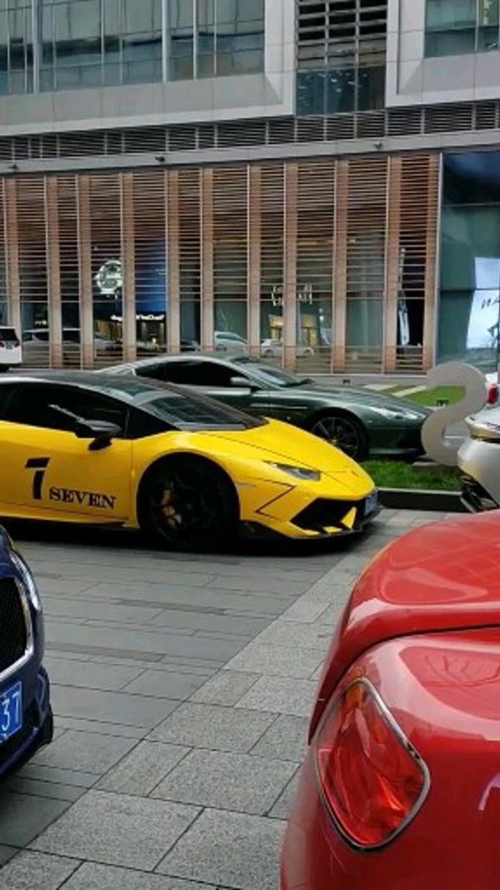 成都西部豪车第一城四川出来成都太古里无车可拍消费十万才能上ifs二