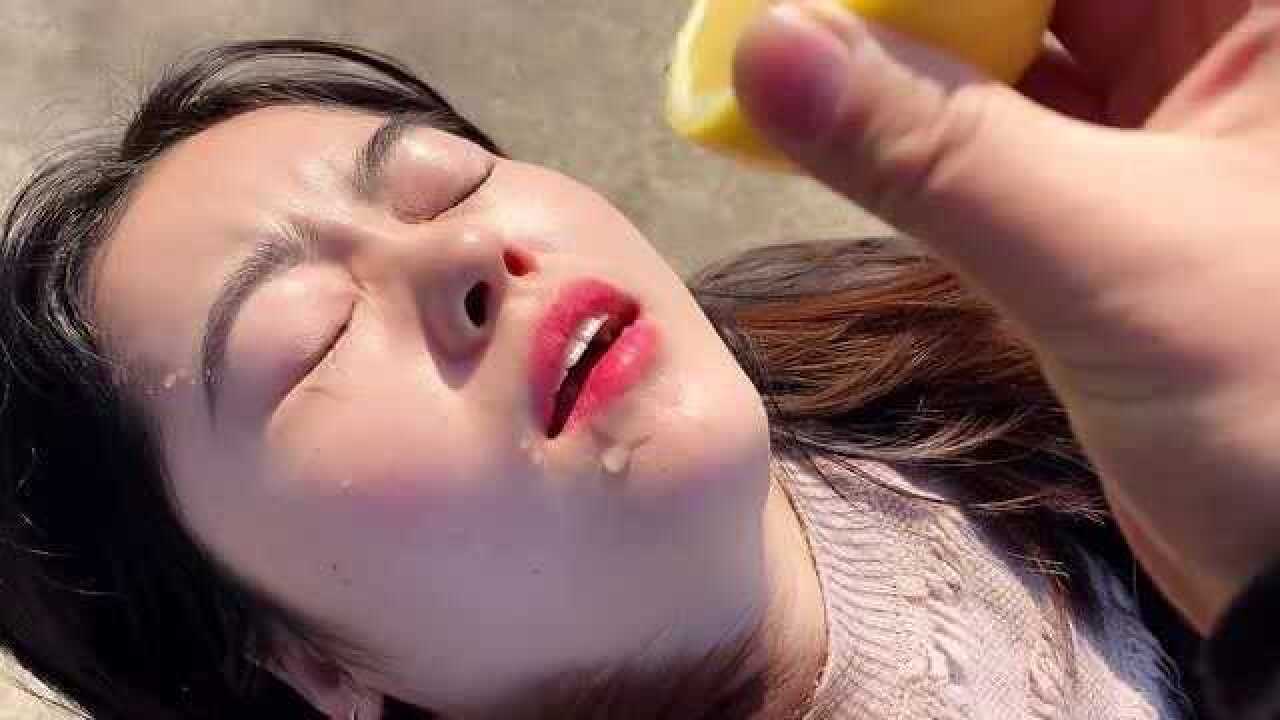 趁媳妇睡觉用柠檬刺激她,结果逼我吃下整个柠檬,酸死我了