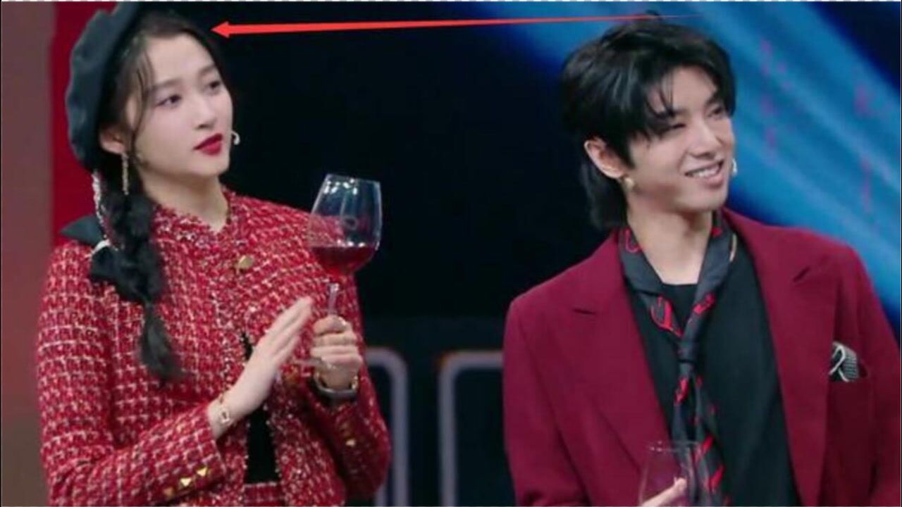 华晨宇176关晓彤172,看到两人同框站姿,谁说谎一目了然