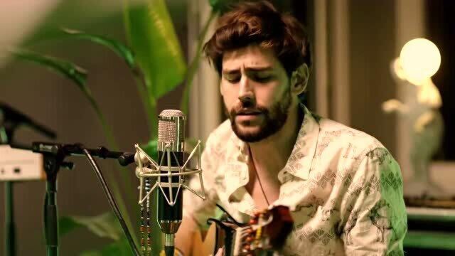 西班牙帅哥Alvaro Soler吉他弹唱《Magia》超清现场!毛茸茸的Alvaro Soler谁不爱呢!