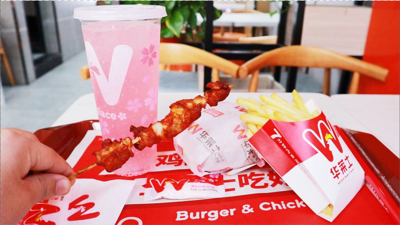 华莱士新出的樱花系列小吃,18.8元一份,小清新的感觉