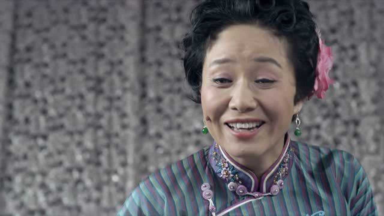 殊死七日小伙正在沐浴老太婆竟把通电的熨斗扔水里真狠