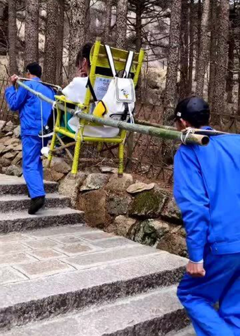 爬黄山坐人力轿子图片