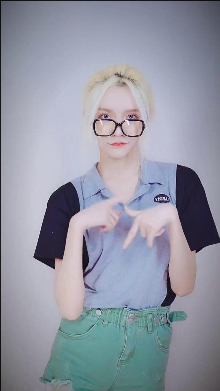 艾比变性后第一次挑战变装,这次的画面竟毫无违和感