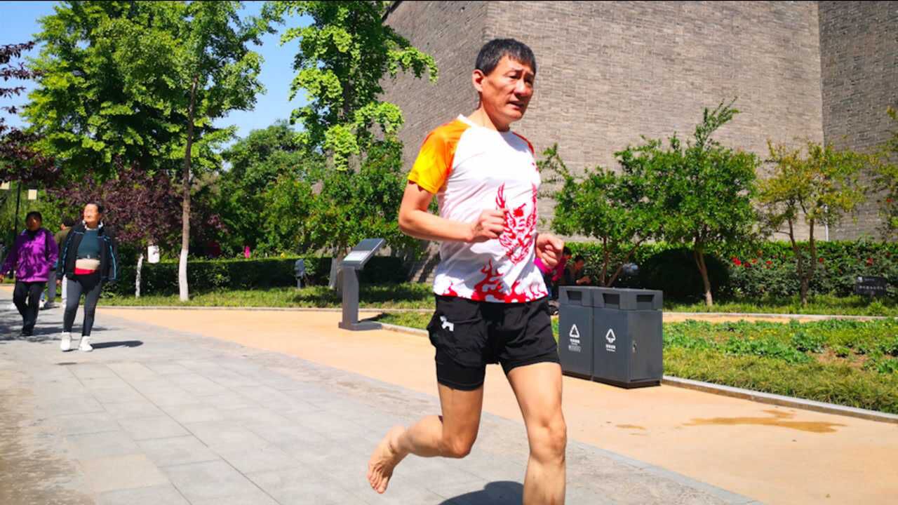 西安58岁男子坚持赤脚跑步5年每天清晨城墙下跑步10公里