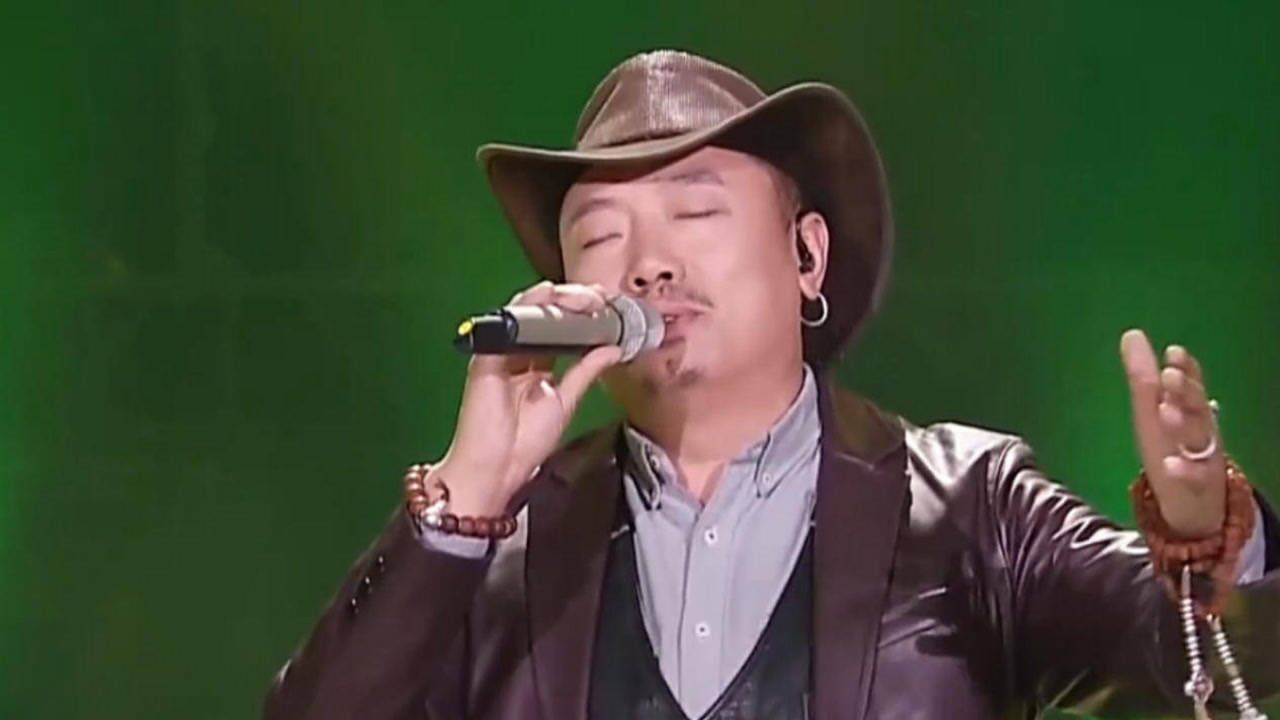 藏区歌手扎西尼玛登台演唱,一首《甘露 东边的草地上》,听醉了
