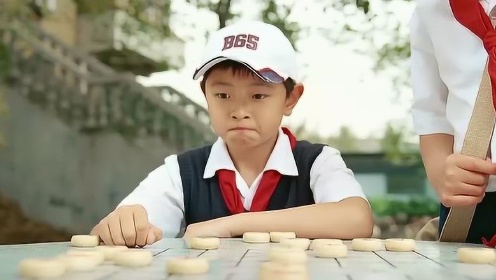 宝葫芦的秘密：男孩在下象棋，宝葫芦因为他要吃棋子，结果全变到了他的嘴里。