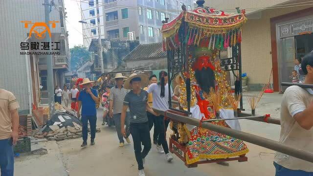 神诞那天把神像装在轿里,人工扛轿游神,粤西湛江传统年例习俗