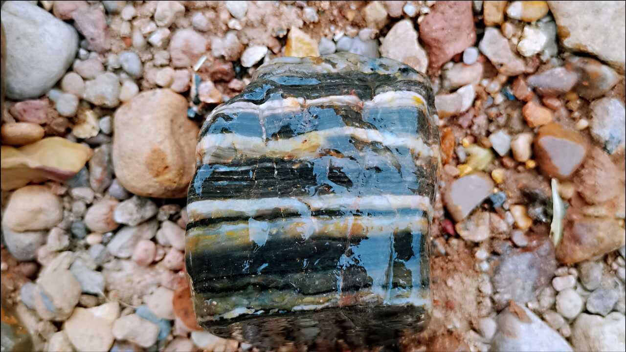 是个捡石头的好地方,这原石黑白相间质感细腻,是块难遇的好玛瑙