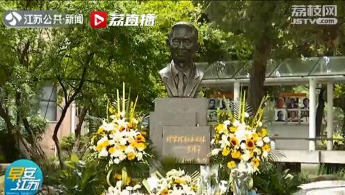 袁隆平曾在南京南师附中读高中 校内雕塑前如今摆满鲜花
