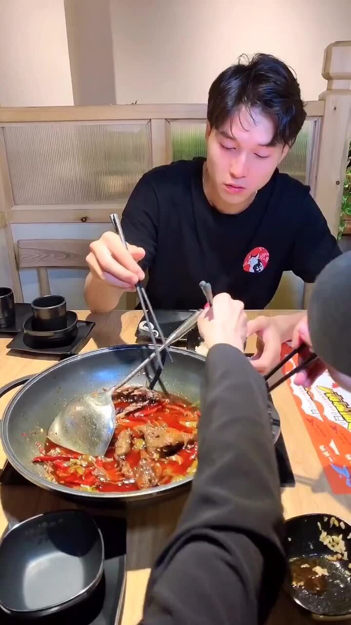 和男朋友兄弟吃饭,一筷子菜,又逃一单