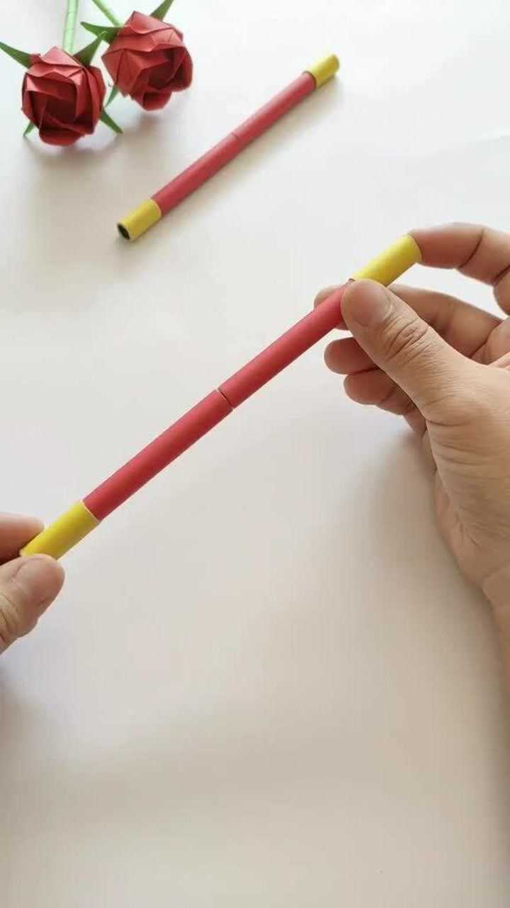用彩纸做一个可以伸缩的金箍棒小朋友肯定喜欢