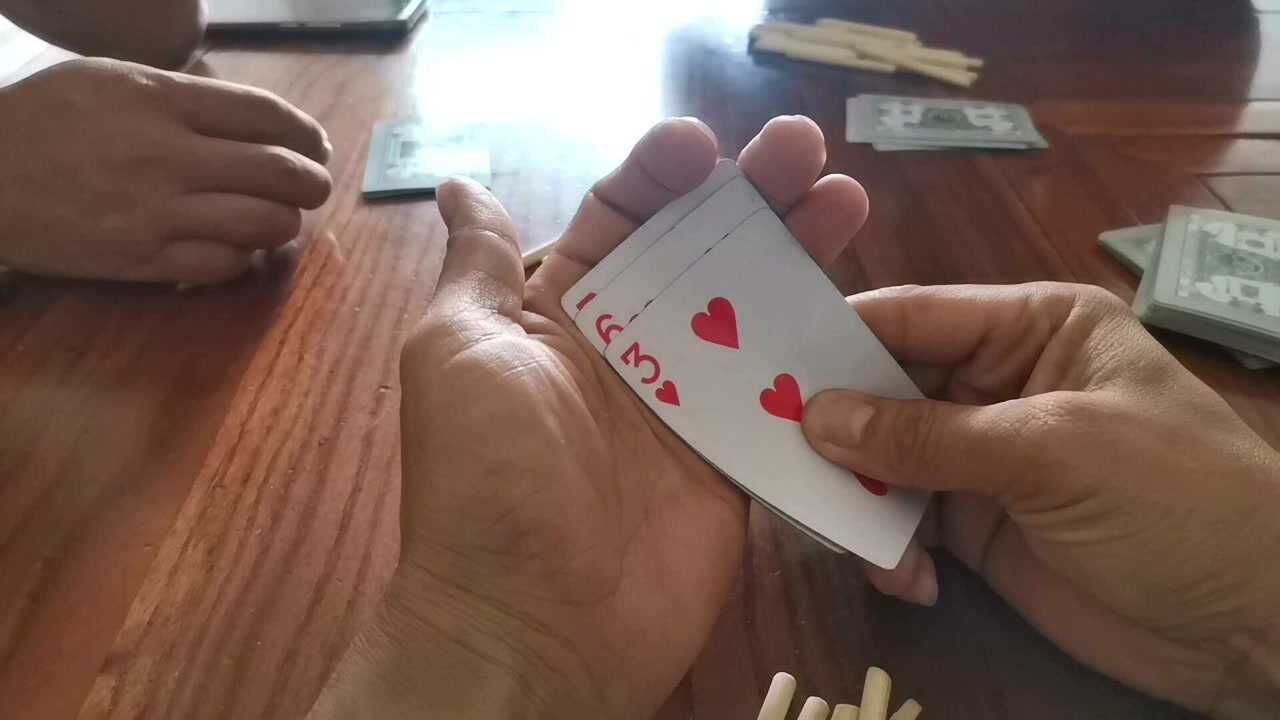 炸金花对家拿到三张公牌就在那里装表情包给我看你摊上事了