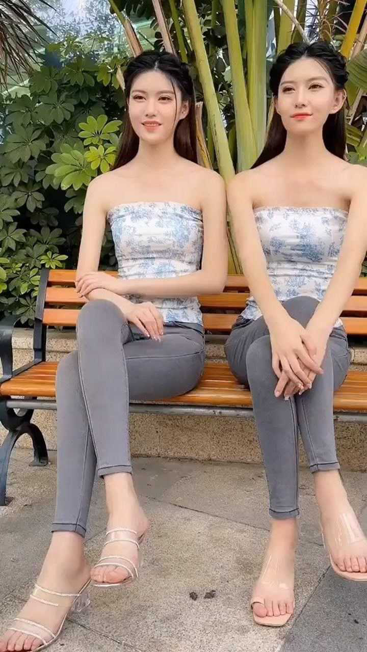 双胞胎脚丫子都一样