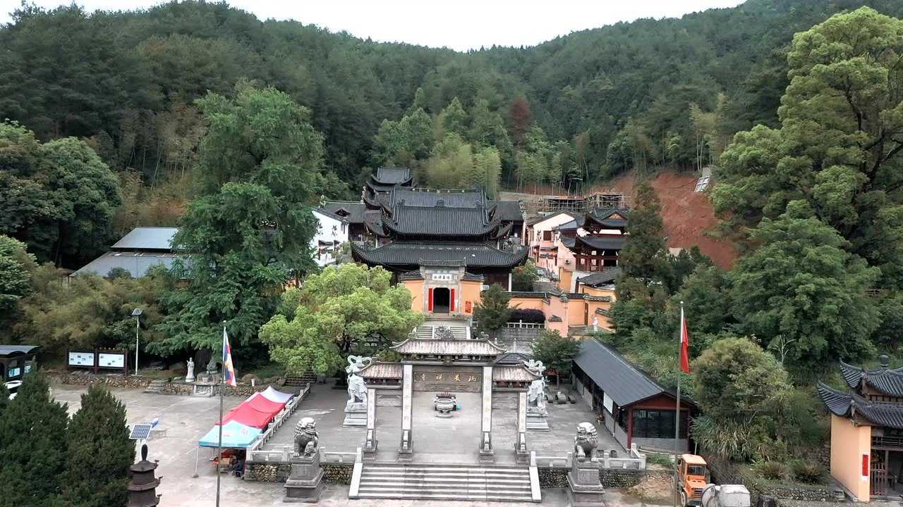瑞岩寺座落于武夷山北面为唐代扣冰古佛藻光禅师所建四周群峰环绕山岚