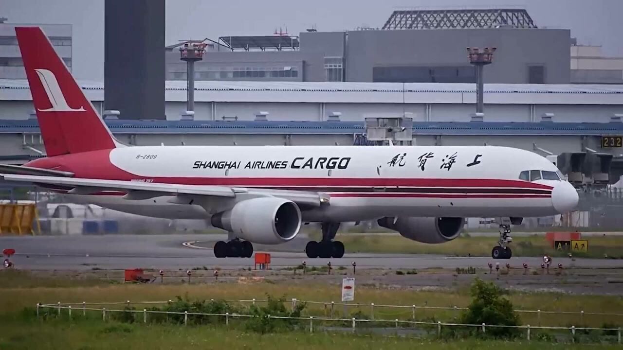 上海货运航空的波音757飞机在成田机场起降!