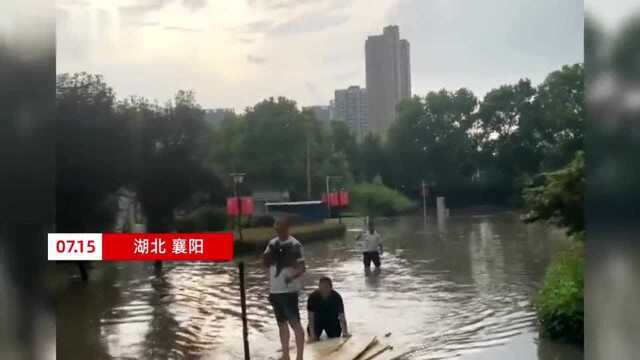 暴雨突袭致公司被淹,路面积水半米多深,男子自制木筏蹚水送女同事出门