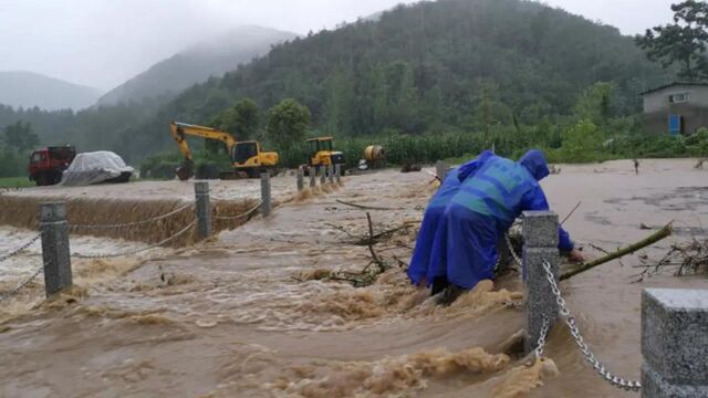 湖北南漳:暴雨突袭后积极开展灾后自救