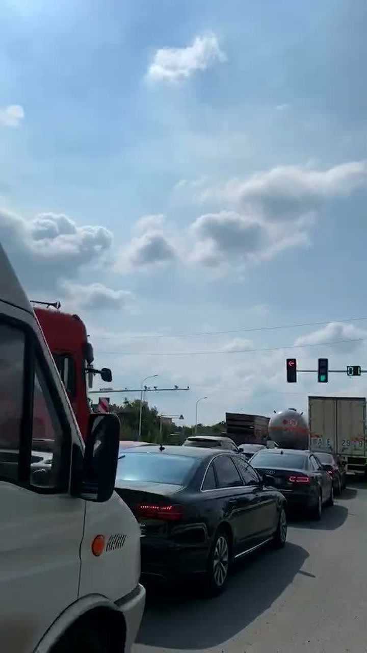 南京疫情两省交界处每天交通拥堵