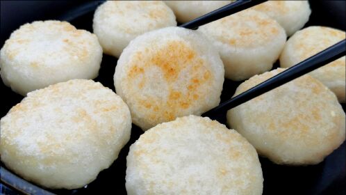 绿豆糍粑,外皮像锅巴一样酥香可口,内里甘甜解暑,越吃越爱吃