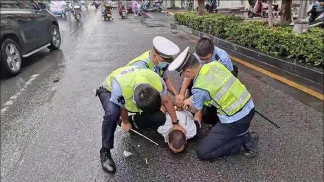 临危不惧!歹徒手持30公分长刀叫嚣!洛阳栾川4名辅警迎面而上按倒制服