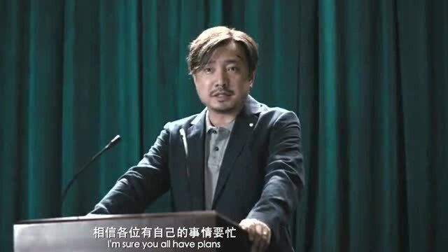 在招待会上男子面向众人突然褪去裤子