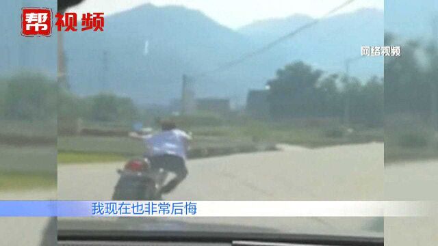 男子骑摩托车上演“蛇形走位”,短视频爆红网络,结果民警找上门