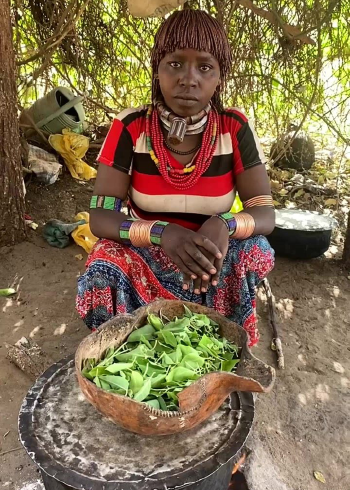 非洲原始部落吃什么?酋长的女儿在做饭,竟然在做这种饭?能吃吗