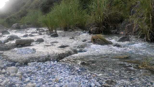 河南南阳农村地区的小河,河水在流淌,水也十分清澈,特别适合野炊啊!