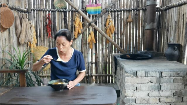 自己动手丰衣足食,糯米粉搓成小丸子,煮甜酒红糖糯米丸吃