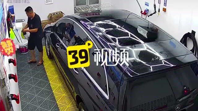 自助洗车店洗车,车主一个举动老板爽快免单