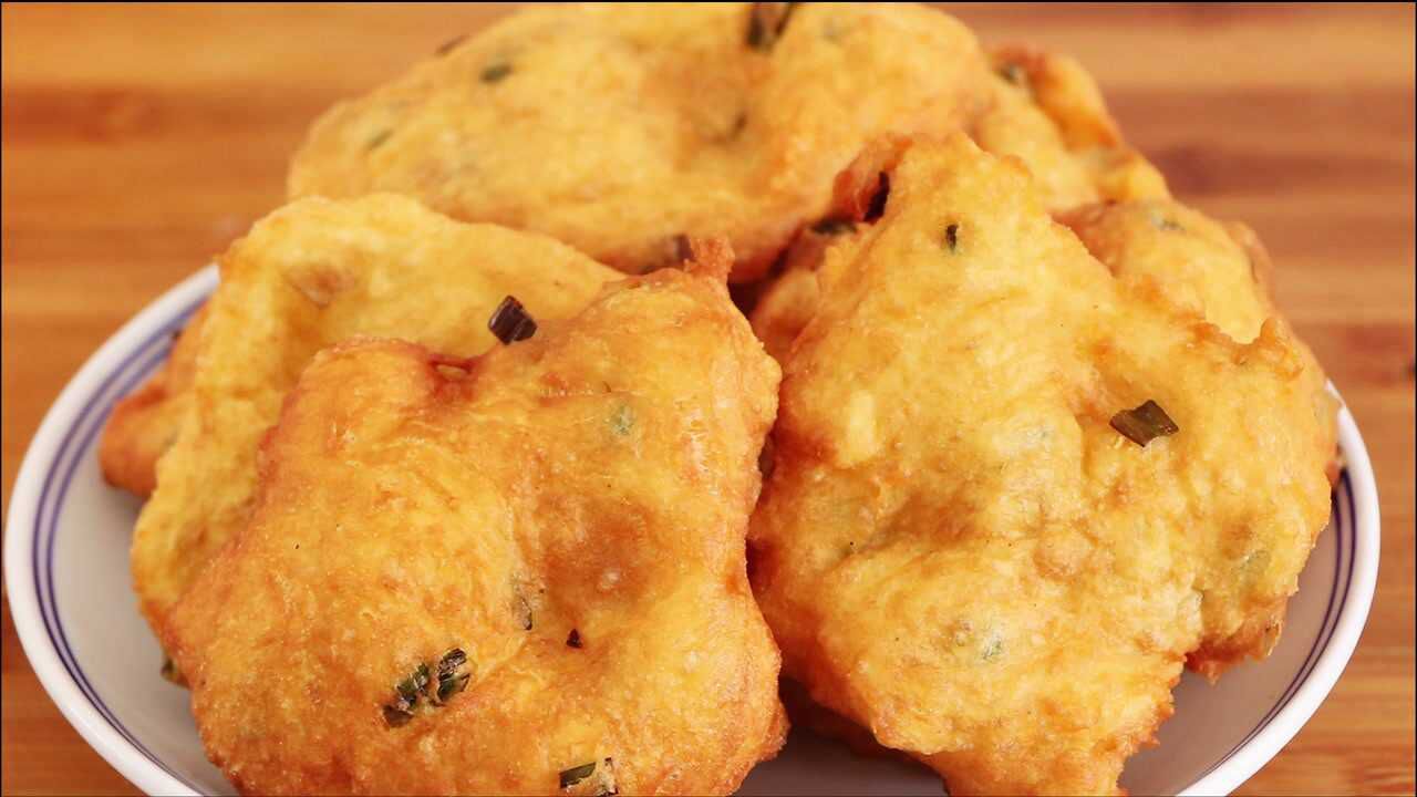 河南特色小吃油馍头,也叫炸油饼,手法讲究,不油不腻,外酥里软_腾讯