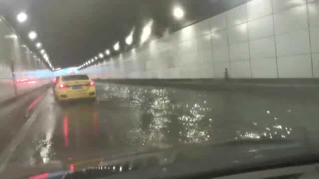 重庆中心城区多地暴雨 观音桥下穿道积水车辆缓慢通行