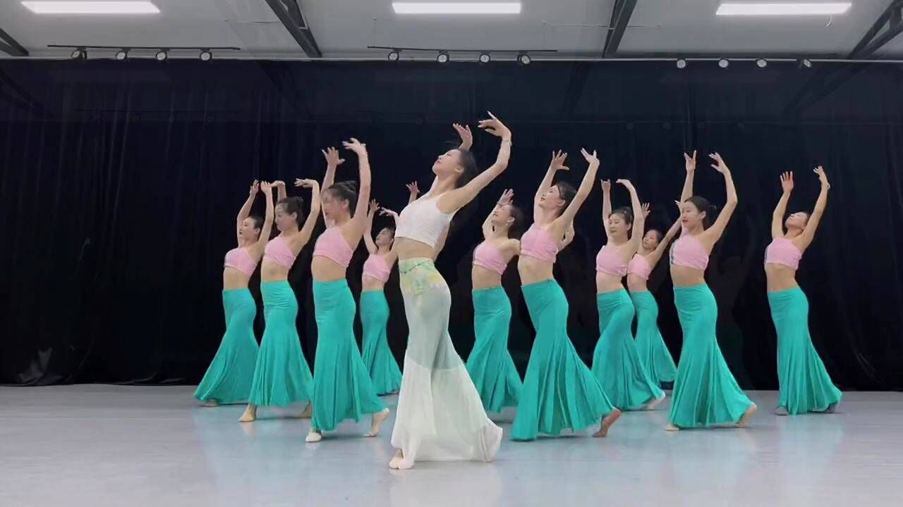 傣族舞演绎经典《彩云之南》，歌好舞更美，可谓人类艺术精华！_腾讯视频