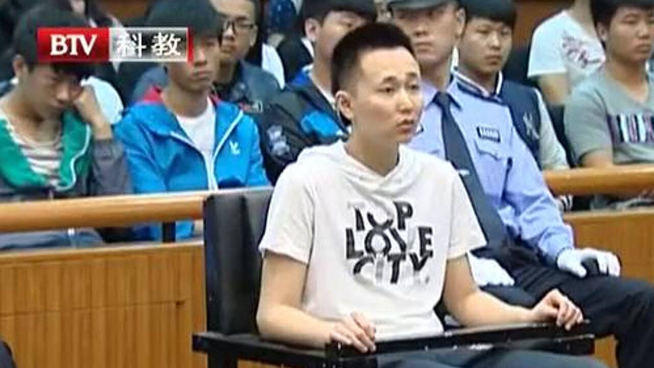 内向学生遭遇校园暴力，爆发之下连捅两人，当场被判15年_高清