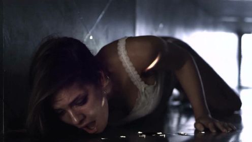 欧美惊悚 恐怖影片，一个女孩从昏迷中醒来，发现周围满是尸体