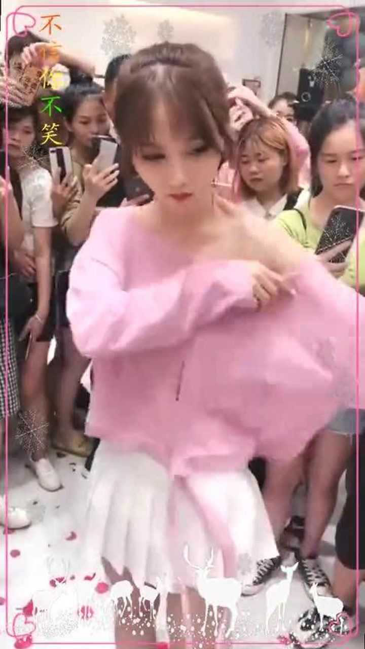 小姐姐当众换衣服，一点不脸红_高清