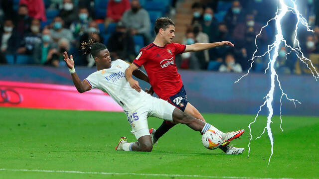 足球比赛中那些疯狂的防守和可怕的铲球!