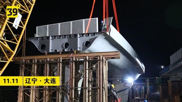 光明路延伸工程跨沈大铁路线首段钢箱梁吊装圆满完成