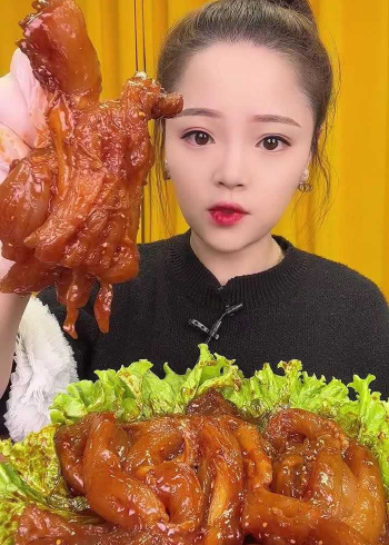 小鱼姐姐大口吃牛蹄筋,实在太过瘾了