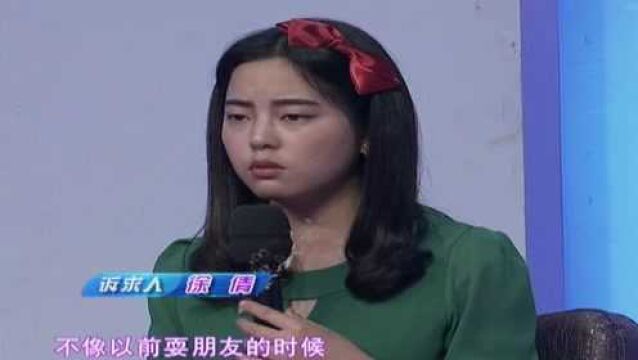 女子沐浴休息时,却听见门外有人敲击,从猫眼一看女子吓得打颤!