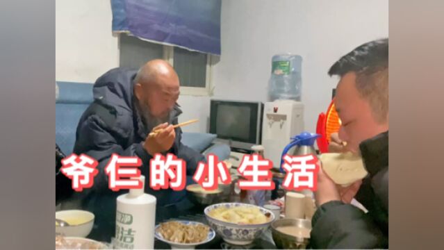 胖龙在外干活,老爸在家做饭,儿子好好上学,爷仨生活也很精致