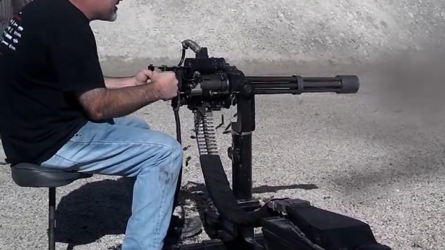 射击原声!外国男子试射6管加特林机枪,短短20秒直接打空上千发子弹!