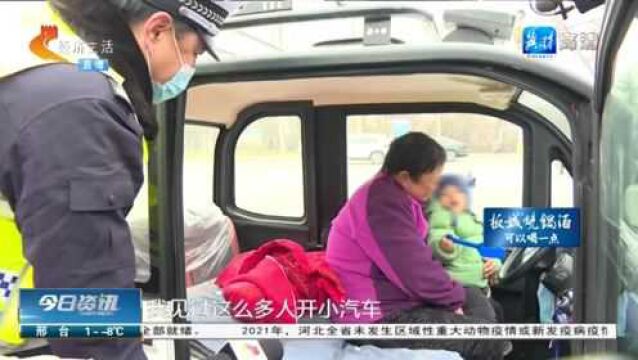 老年代步车驾驶室“铺成炕”,交警直言没见过:功能发挥到极致了