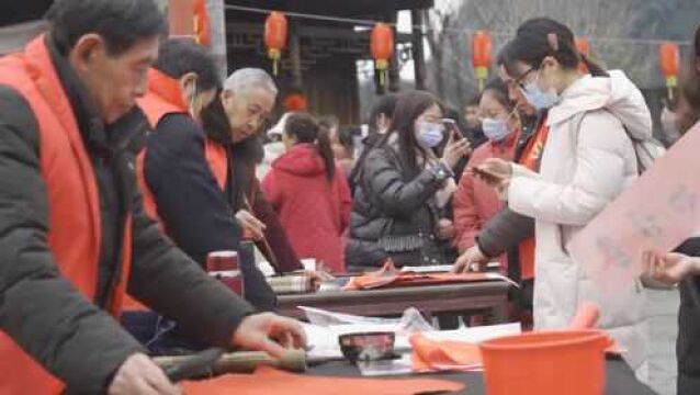 壮观!湖北来凤传承百年习俗舞亮龙 9节龙身翻飞上门送福